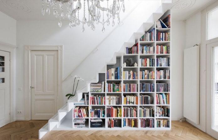 ormar za knjige ispod stepenica u unutrašnjosti