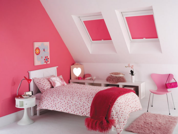 finestre da tetto con persiane rosa