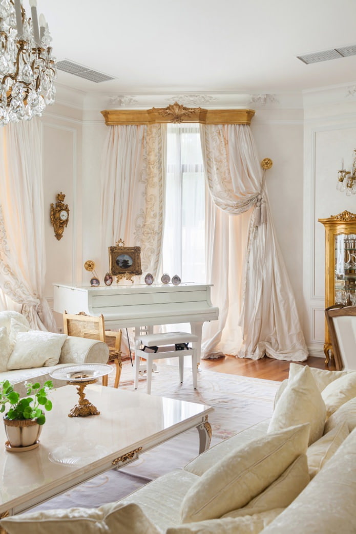 klasszikus stílusú függönyök a nappaliban