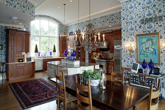 balti ir mėlyni tapetai virtuvėje