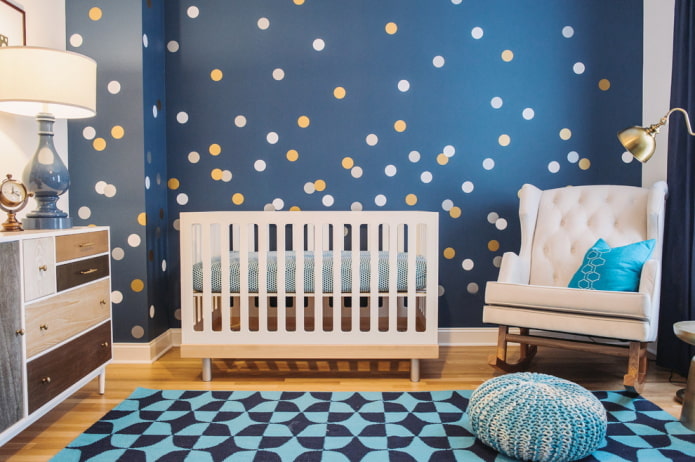 blauw behang in de kinderkamer