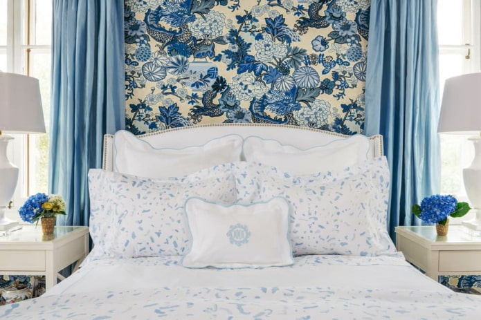 Mėlynos-smėlio spalvos tapetai miegamajame