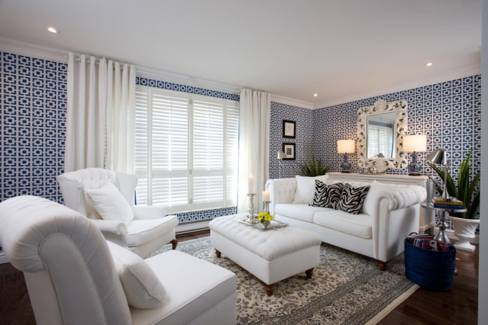 witte meubels en wit en blauw behang