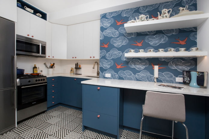 blauw behang in de keuken