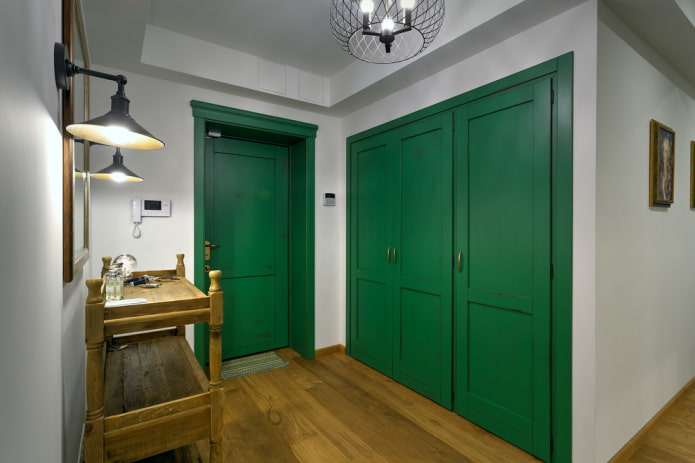 kombinacija boje vrata s podom u unutrašnjosti hodnika