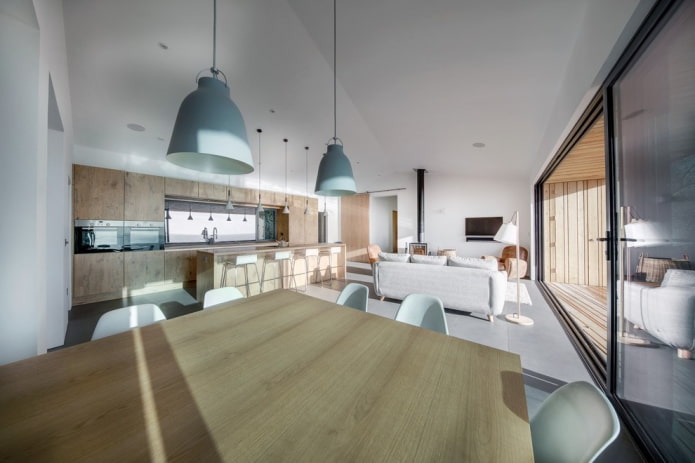 modernus virtuvės-svetainės interjeras