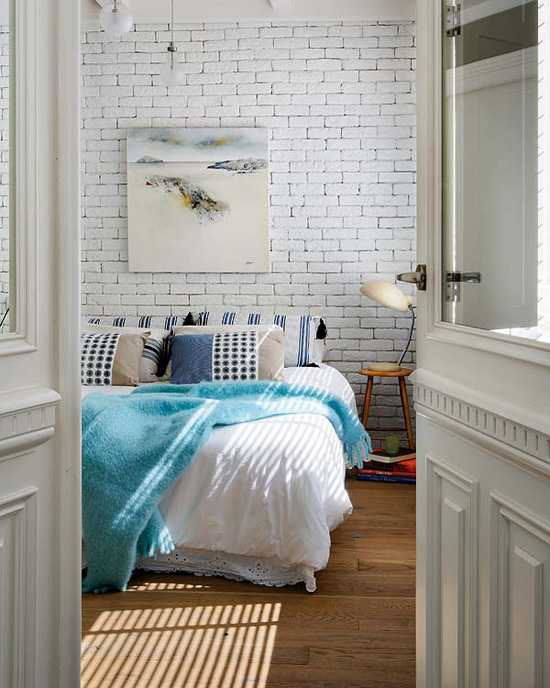 hvit murstein på soverommet