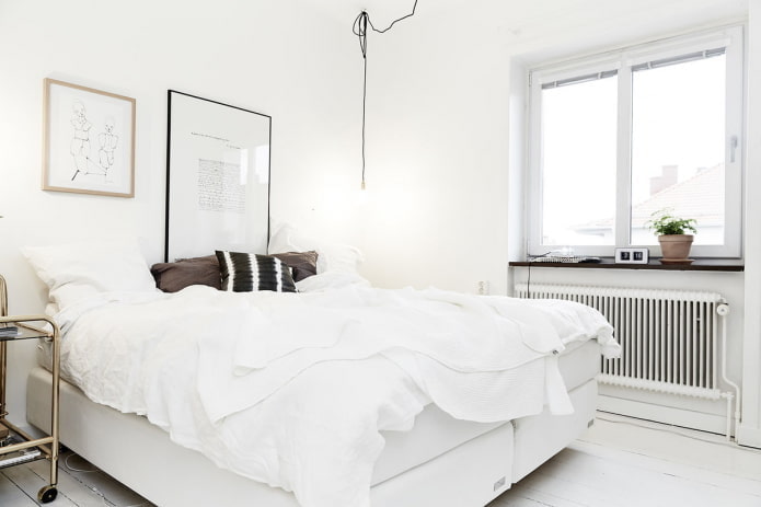 interijer spavaće sobe u bijelom skandinavskom stilu