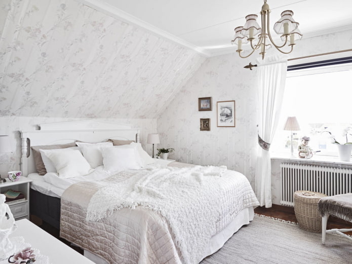 wit slaapkamerinterieur in Provençaalse stijl