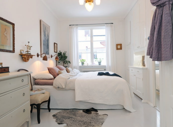 interijer spavaće sobe u bijelom skandinavskom stilu