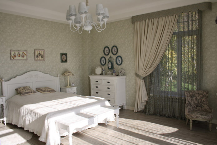 tekstil i dekor u unutrašnjosti spavaće sobe u provansalskom stilu