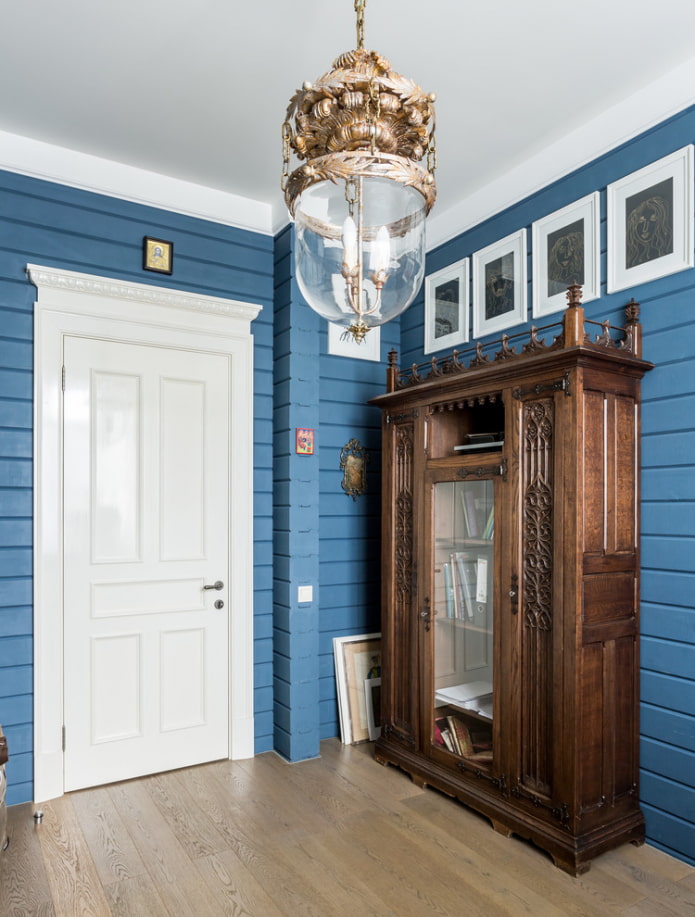 zidna dekoracija u plavoj boji u hodniku