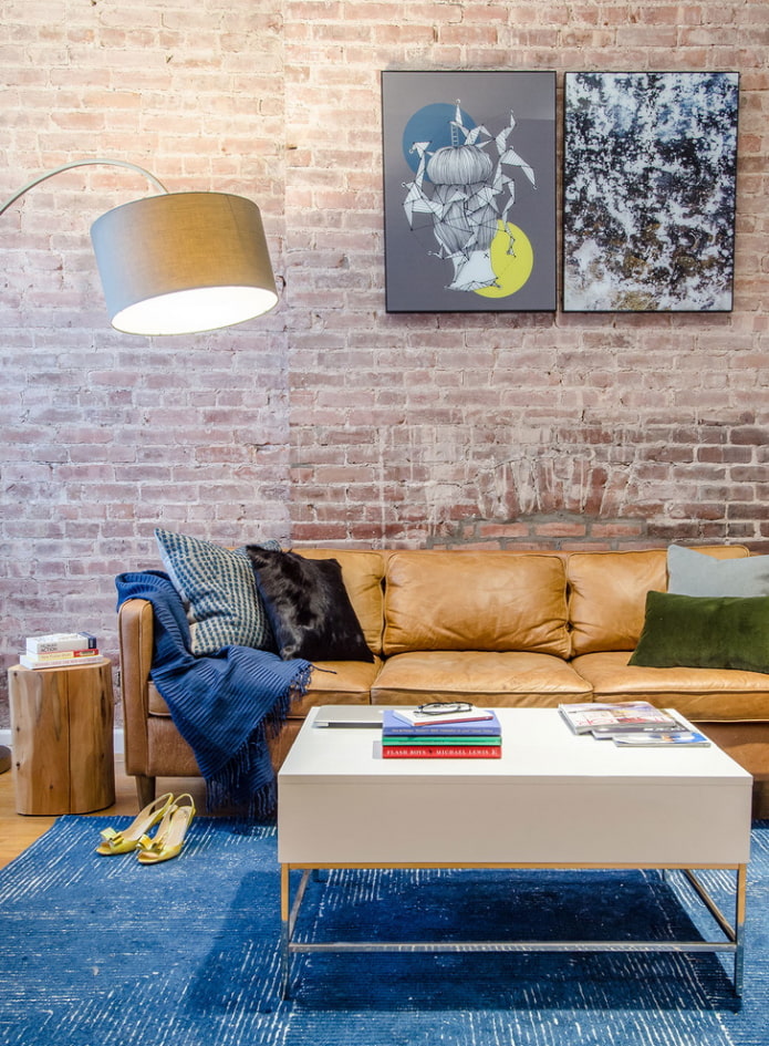 salontafel in een loft-stijl interieur