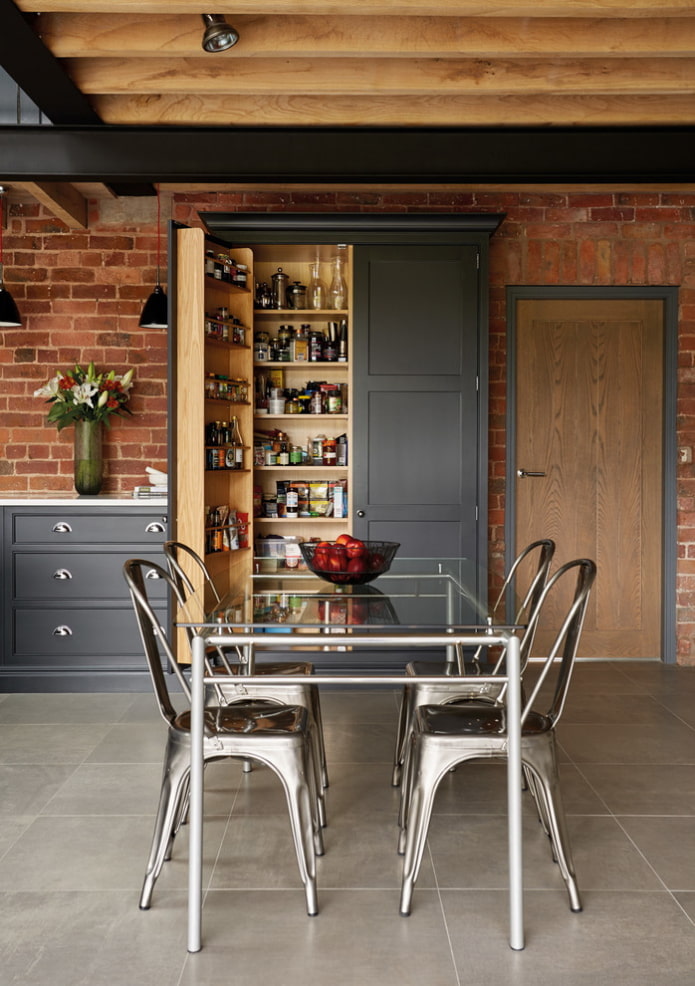 glazen tafel in het interieur in loftstijl