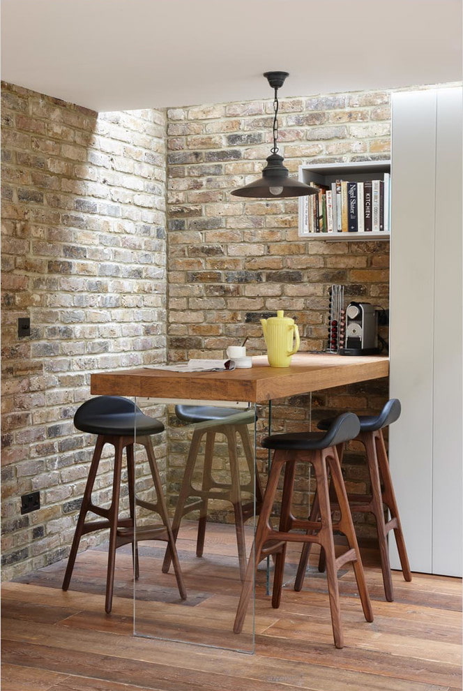 gecombineerde tafel in een loft-stijl interieur