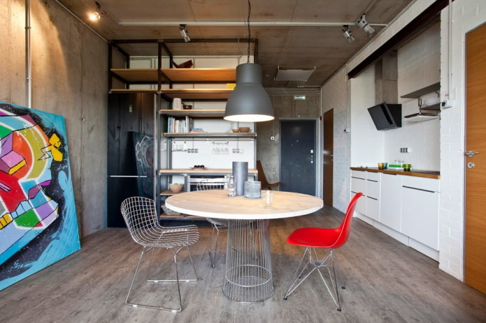 ronde tafel in een loft-stijl interieur