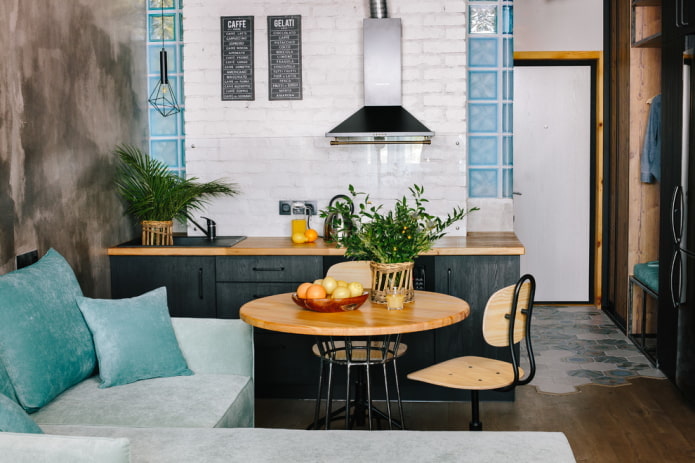 ronde tafel in een loft-stijl interieur