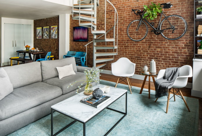 rechthoekige tafel in een loft-stijl interieur