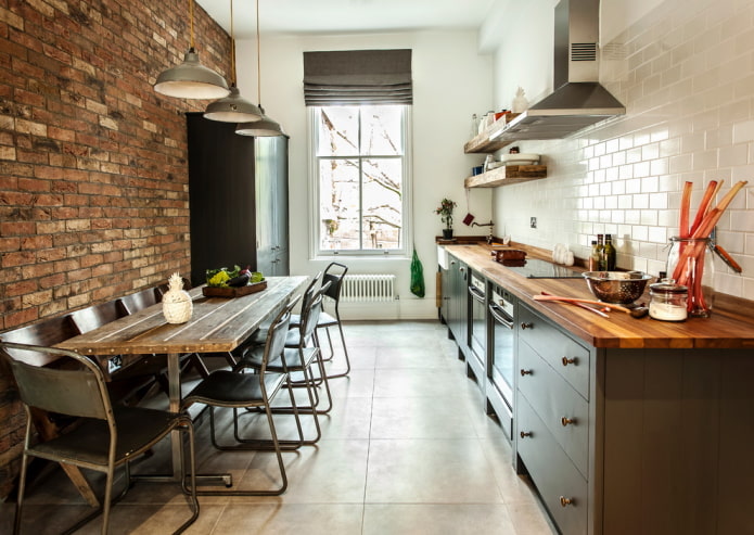 rechthoekige tafel in een loft-stijl interieur