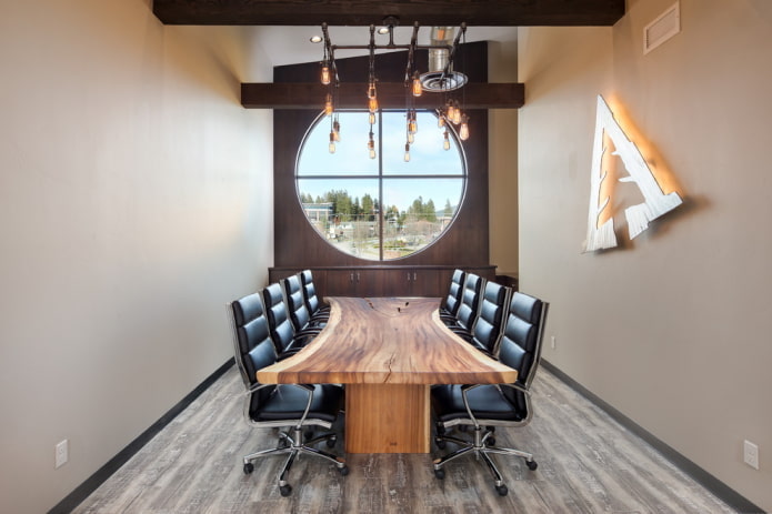 bedacht tafel in het interieur in de loft-stijl