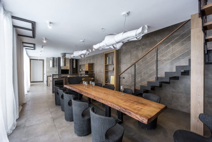 lange tafel in een loft-stijl interieur