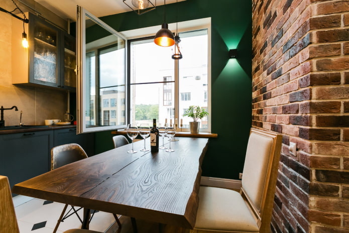 tafel in het interieur van de keuken in loftstijl