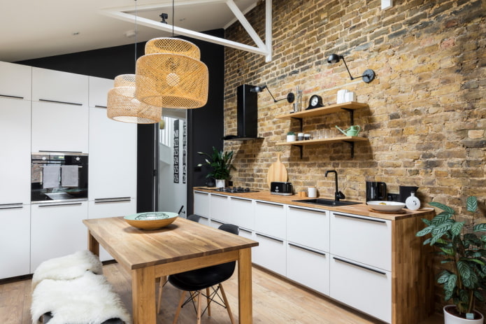 tafel in het interieur van de keuken in loftstijl