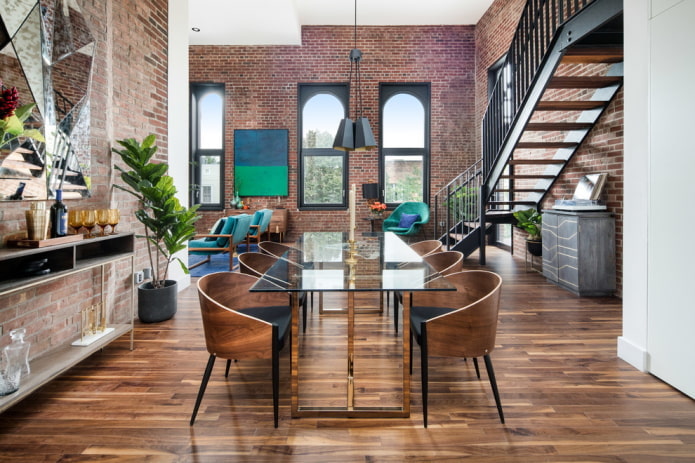 tafel in het interieur van de eetkamer in loftstijl