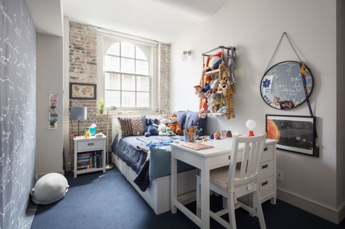 tafel in het interieur van de kinderkamer in loftstijl