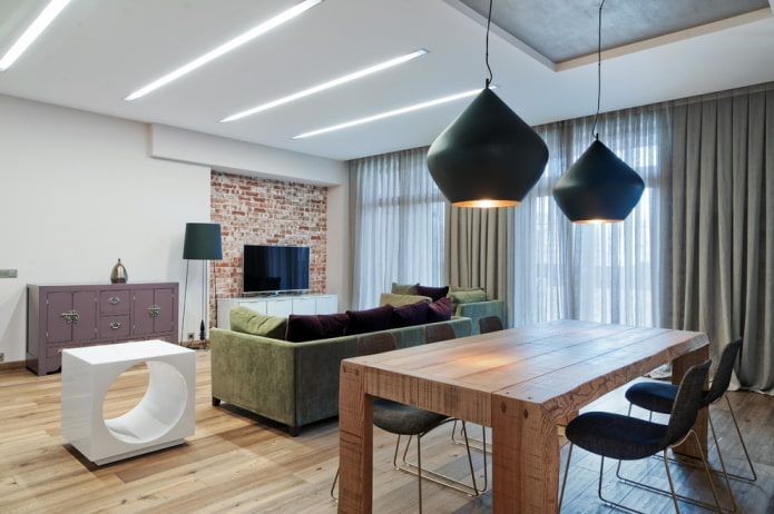 een tafel uit een bar in een loft-stijl interieur