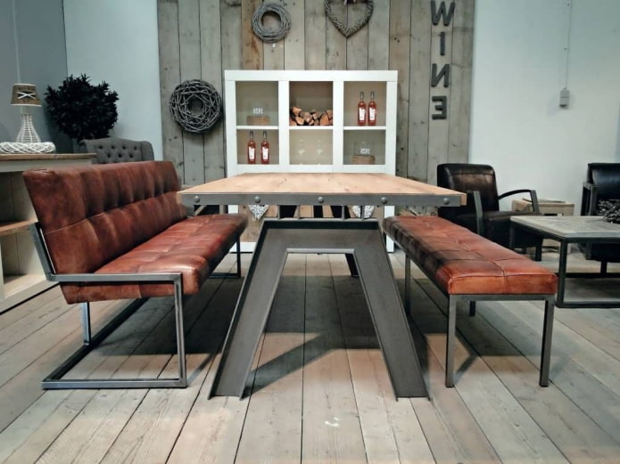 stalas su geležinėmis kojomis lofto stiliaus interjere