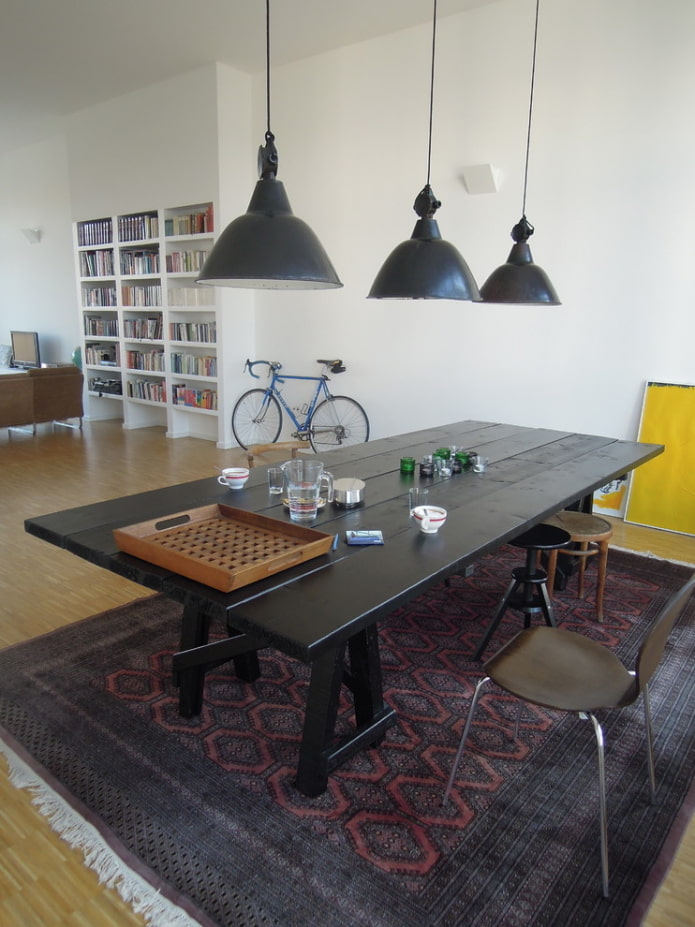 zwarte tafel in het interieur in loftstijl