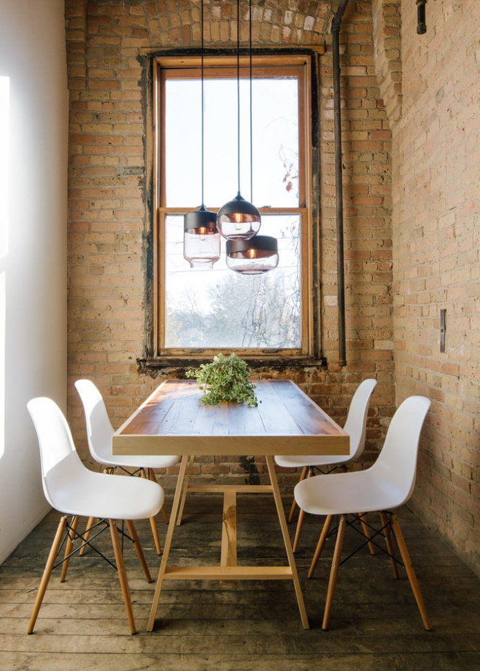 tavolo da pranzo in un interno in stile loft