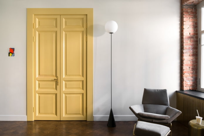 világos sárga ajtók a belső térben