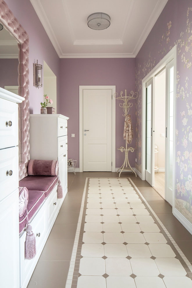 világos színű ajtók bútorokkal kombinálva a belső térben