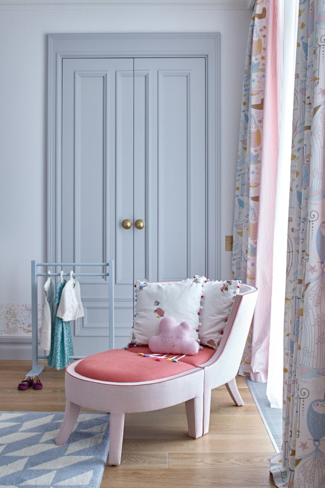 インテリアの家具と組み合わせた明るい色のドア