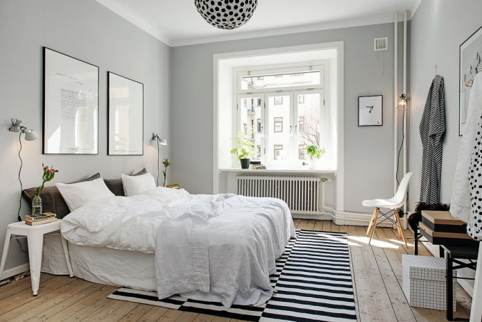 Skandinavski interijer spavaće sobe u svijetlim bojama