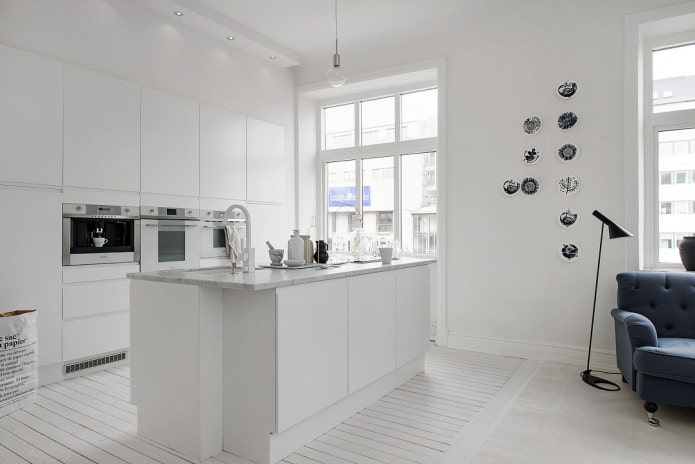 pareti bianche e pavimento in cucina