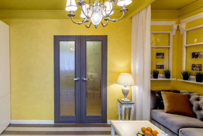 συνδυασμός κίτρινων τοίχων με σκούρα καφέ πόρτα με γυάλινα ένθετα