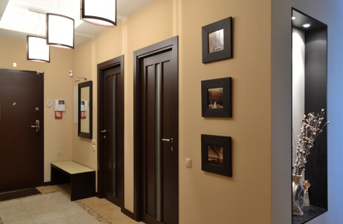 Tamsios durys interjere: derinys su grindų, sienų, baldų spalva (60 nuotraukų)