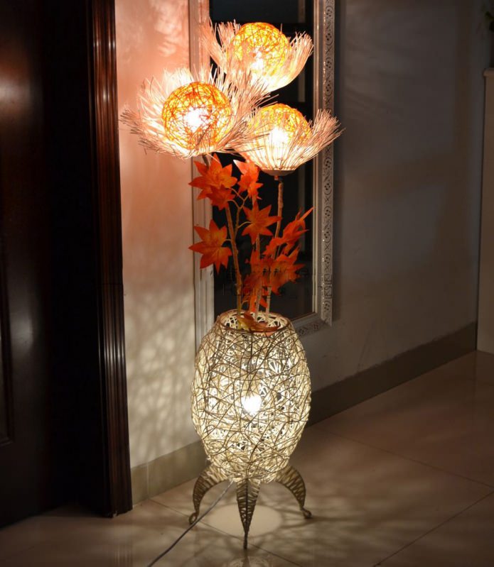 Grindų lempa-vaza su gėlėmis