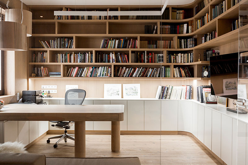 moderne bibliotekinteriør i en leilighet