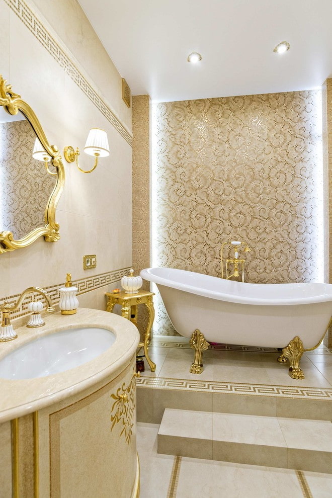 vonios kambarys su aukso dekoru