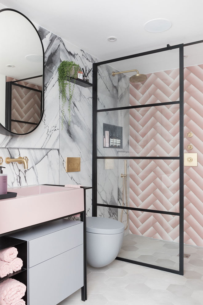 Pilkai rožinis vonios kambario interjeras