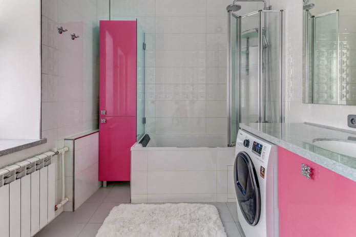 vonios kambario dizainas su rožiniais baldais