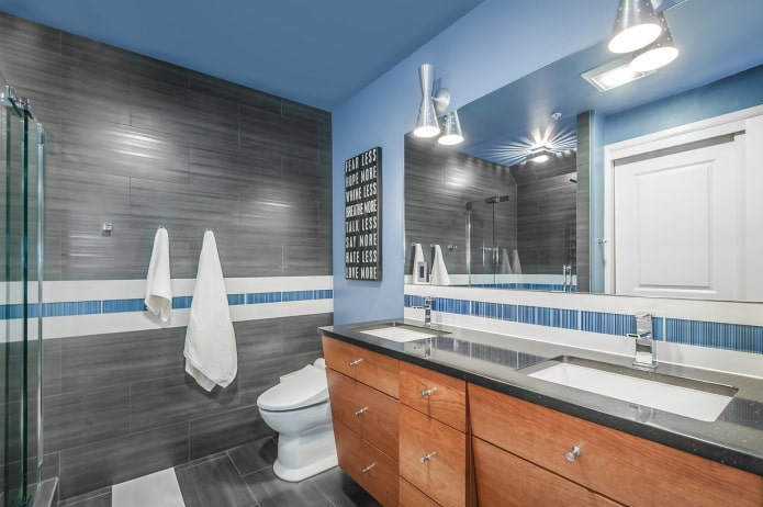 pilkos-mėlynos spalvos vonios kambario interjeras