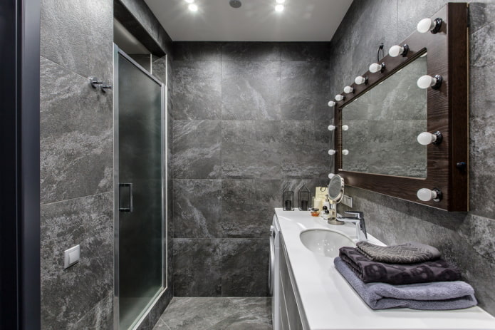 pilkas palėpės stiliaus vonios kambario interjeras