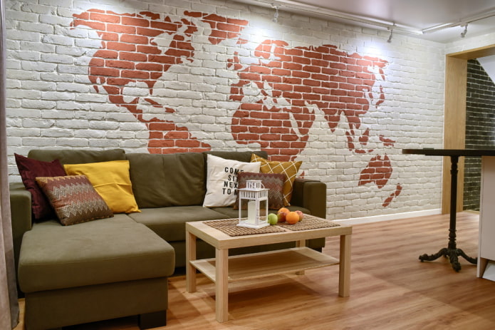 世界地図とレンガの壁