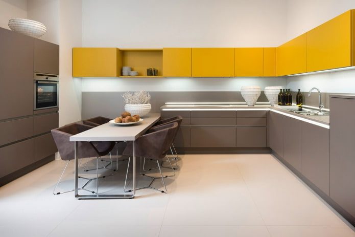 minimalistinė erdvi virtuvė