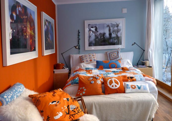 Különböző színű kombinált tapéta a hálószobában